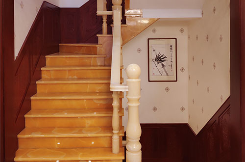 多文镇中式别墅室内汉白玉石楼梯的定制安装装饰效果